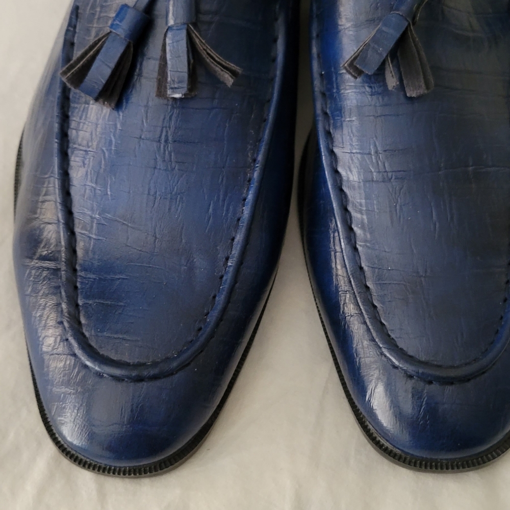 Man dressing shoes